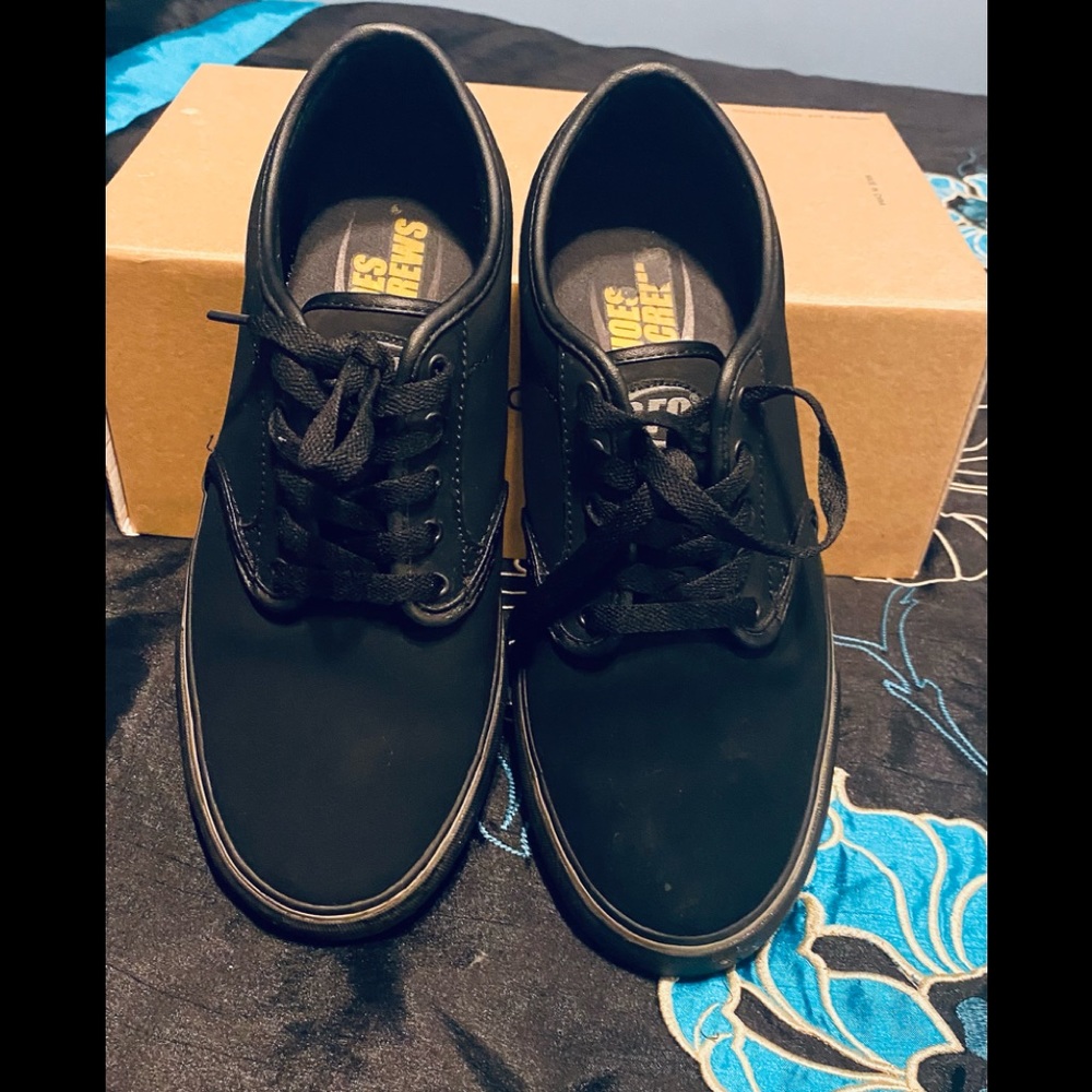 MEN BLACK TENNIS SHOES.
